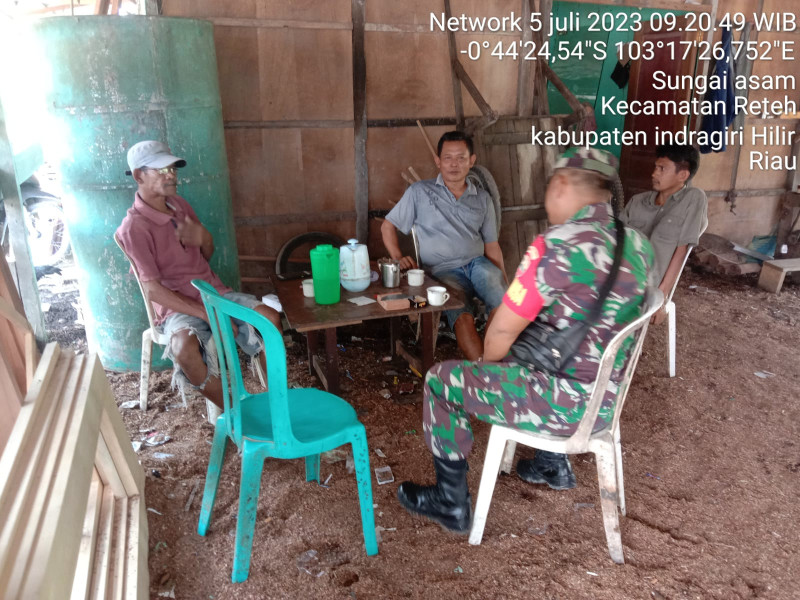 Koramil 07/Reteh Berbincang Santai Guna Kepedulian Terhadap Warga Wilayah Binaan