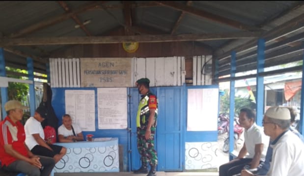 Giat Tegakkan Disiplin Prokes Oleh Anggota Koramil 04/Kuindra di Daerah Binaan