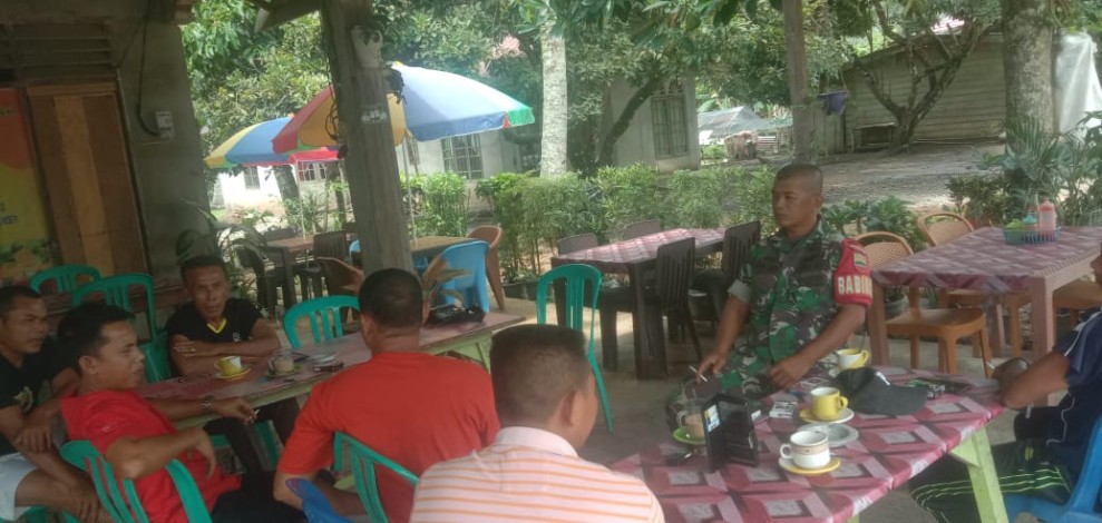 Membangun Hubungan Harmonis: Babinsa Koramil 09/Kemuning Kodim 0314/Inhil Lakukan Komsos