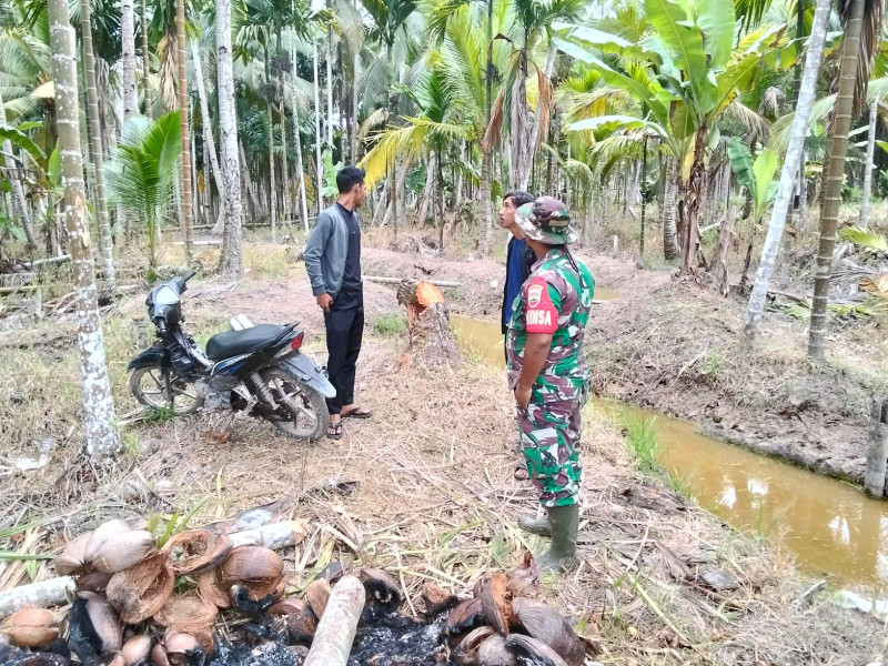 Antisipasi Karhutla, Babinsa Koramil 07/Reteh Giat Turun Untuk Lakukan Pemantauan Lahan dan Hutan Warga