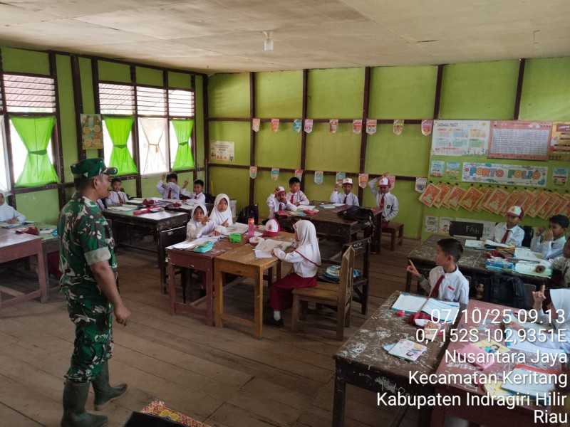 Babinsa Sertu T. Lbn. Gaol Laksanakan Kegiatan Wasbang di SD N 027 Nusantara Jaya