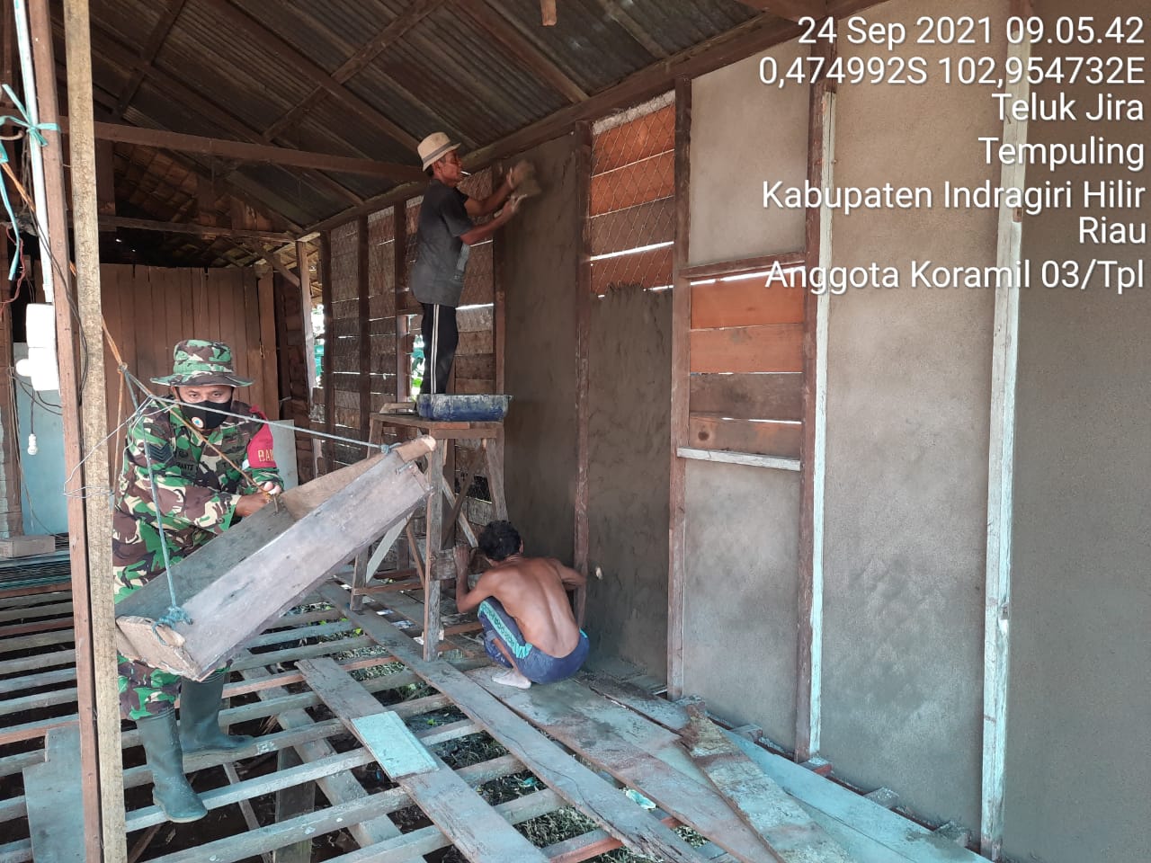 Babinsa Koramil 03/Tempuling Gotong Royong Bedah Rumah