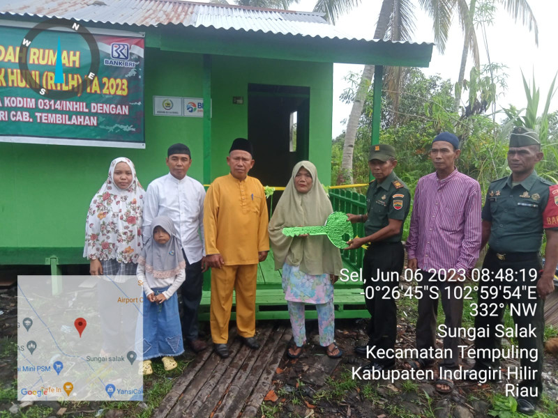 Danramil 03/Tpl Beserta Anggota Serahkan Hasil Bedah Rumah Koramil Tempuling Kepada Warga