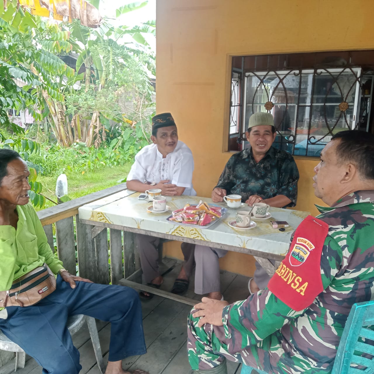 Sambil Nikmati Segelas Kopi, Babinsa 03/Tpl Komsos Dengan Tokoh Masyarakat