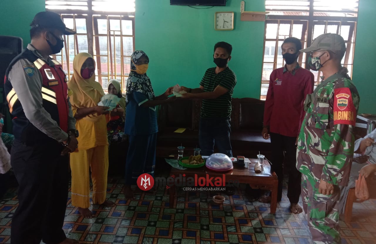 Penyaluran Dana PKH di Sungai Bela Berjalan Lancar, Babinsa 04/Kuindra Lakukan Pengawalan