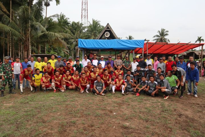 Sekda Inhil Tutup Secara Resmi Turnamen Sepak Bola Hari Juang Kartika ke 73 di Dusun Murni
