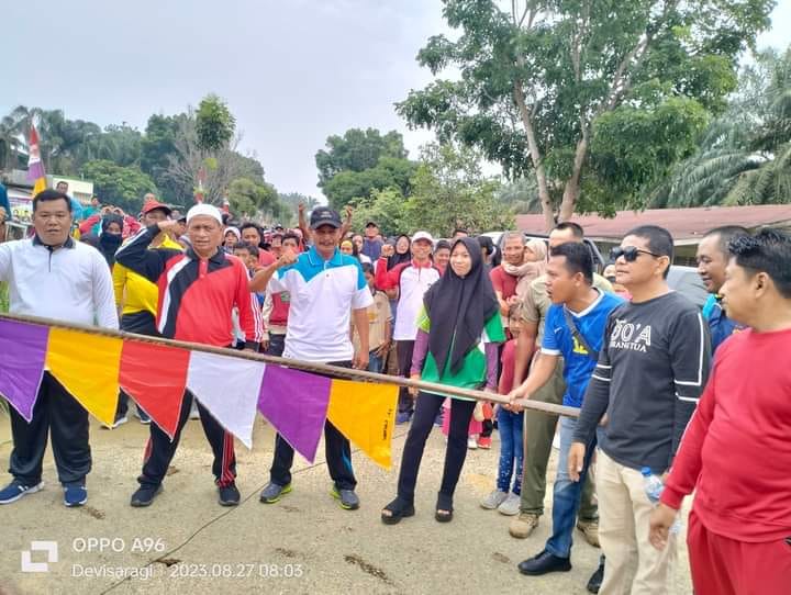 Perdana, Kepenghuluan Bagan Batu Meriahkan HUT RI ke 78 Tahun 2023 Dengan Jalan Santai Bersama Masyarakat