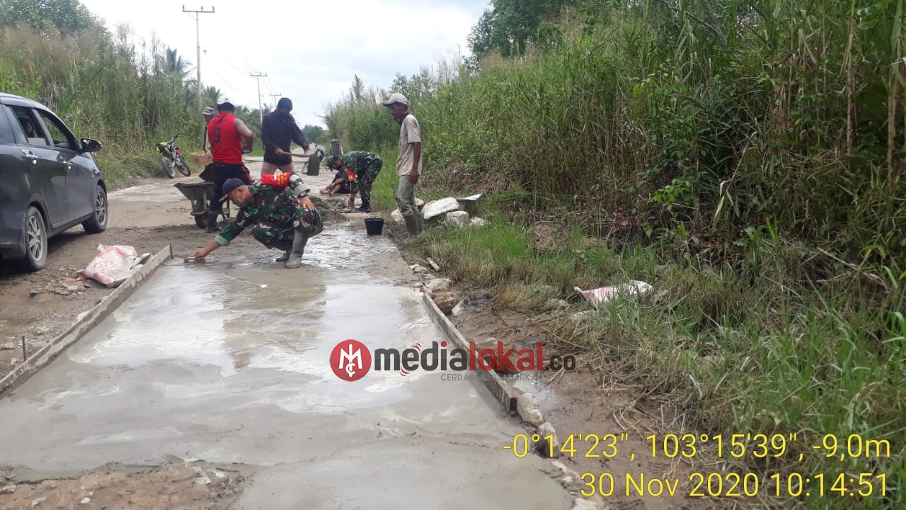 Perbaikan Jalan Sungai Piring Berlanjut, Pjs Danramil 12/Batang Tuaka Pimpin Goro