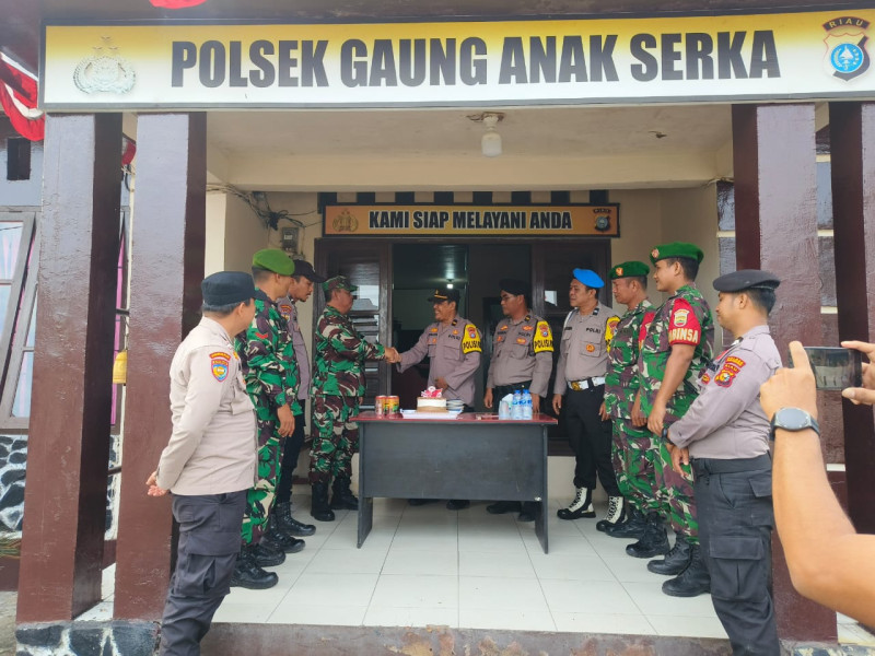 Danramil 05/Gas Mengucapkan Selamat Ulang Tahun Bhayangkara Kepada Anggota Polsek Gaung Anak Serka