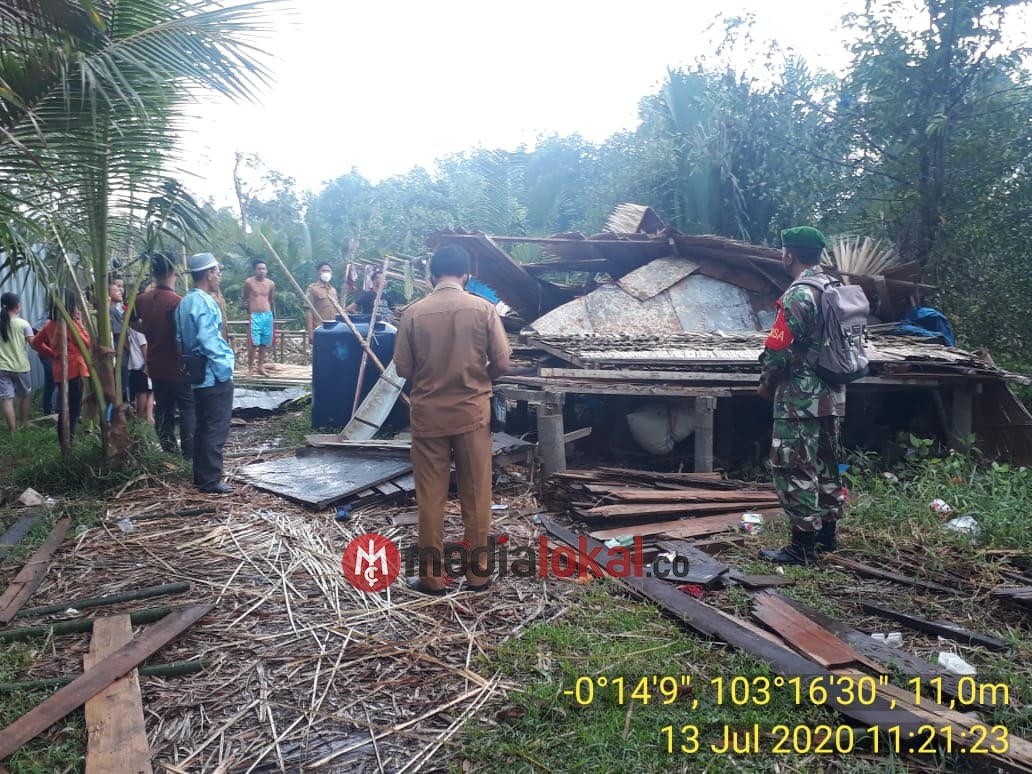 Angin Puting Beliung Rubuhkan Rumah Warga Sungai Piring Kecamatan Batang Tuaka