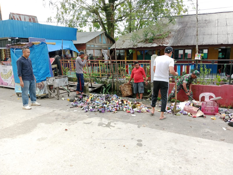Ciptakan Komunikasi Dengan Masyarakat, Babinsa Koramil 09/Kemuning Giat Lakukan Goro