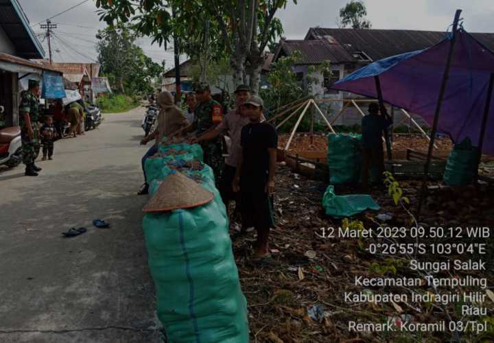 Inovatif Babinsa 03/Tpl Ajak Warga Manfaatkan Tempurung Jadikan Arang Batok