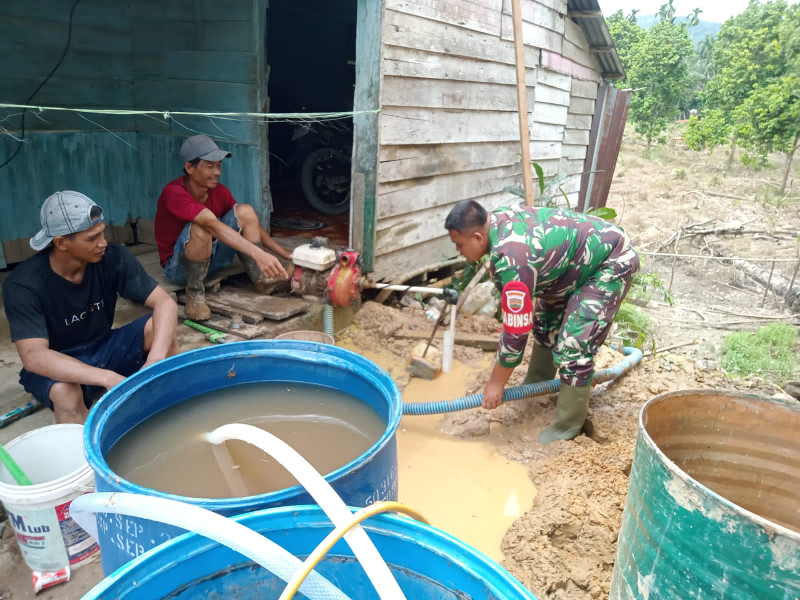 Babinsa Koramil 09/Kemuning Giat Lakukan Goro Guna Jaga Kebersihan Lingkungan