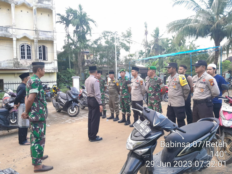 Dalam Rangka Hari Raya Idul Adha, Danramil 07/Reteh Laksanakan Apel Bersama Guna Menjaga Keamanan dan Ketertiban