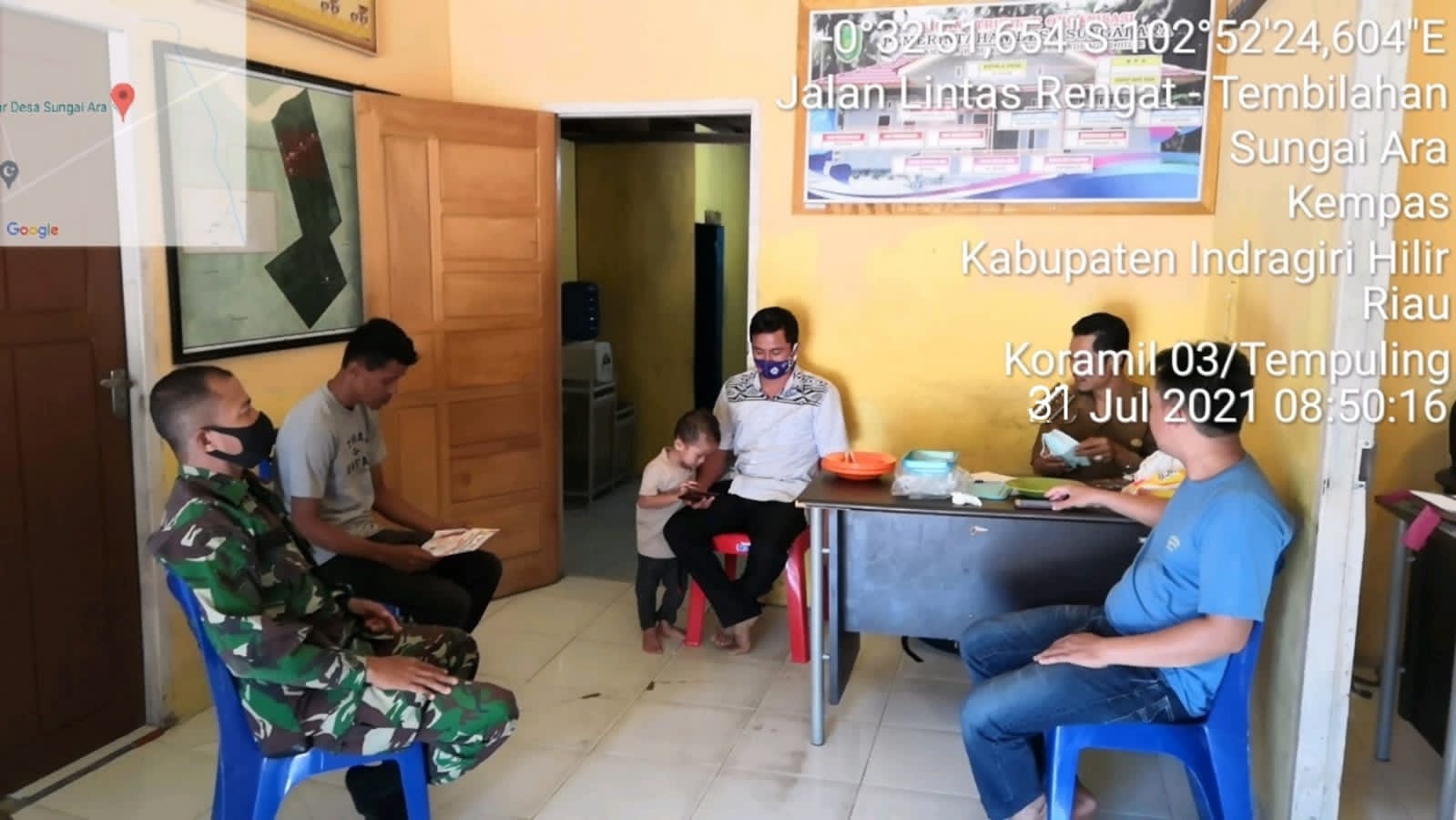 Bangun Sinergitas, Babinsa Koramil 03/Tempuling Komsos Dengan Kades dan Warga Binaan