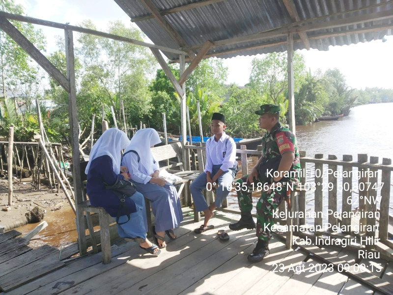 Babinsa Koramil 10/Pelangiran Bersama Pelajar Berikan Pengalaman dan Pengetahuan Kepada Generasi Muda