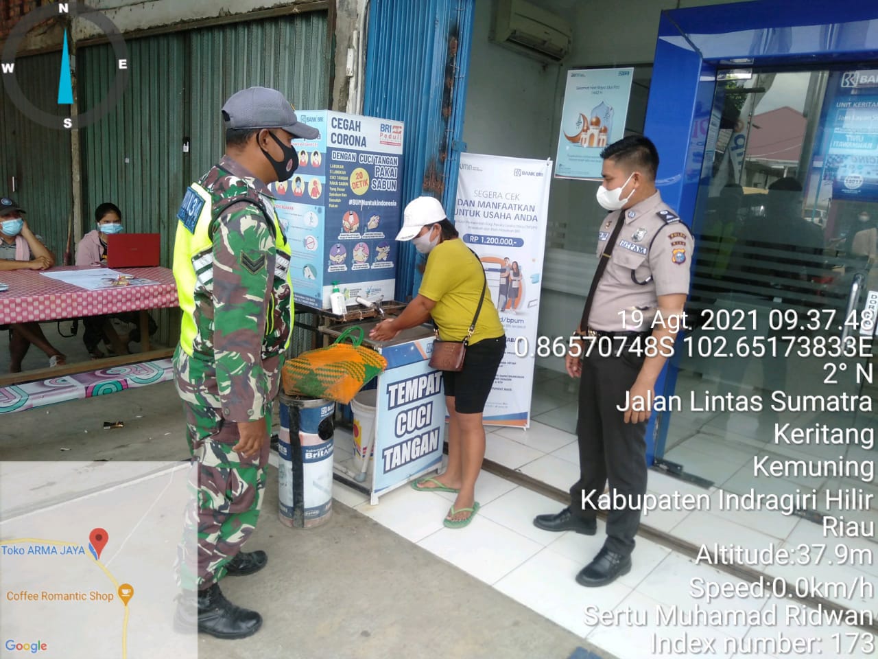 Personil Koramil 09/Kemuning Lakukan Penegakan Protkes di Pasar Tradisional Keritang Hulu