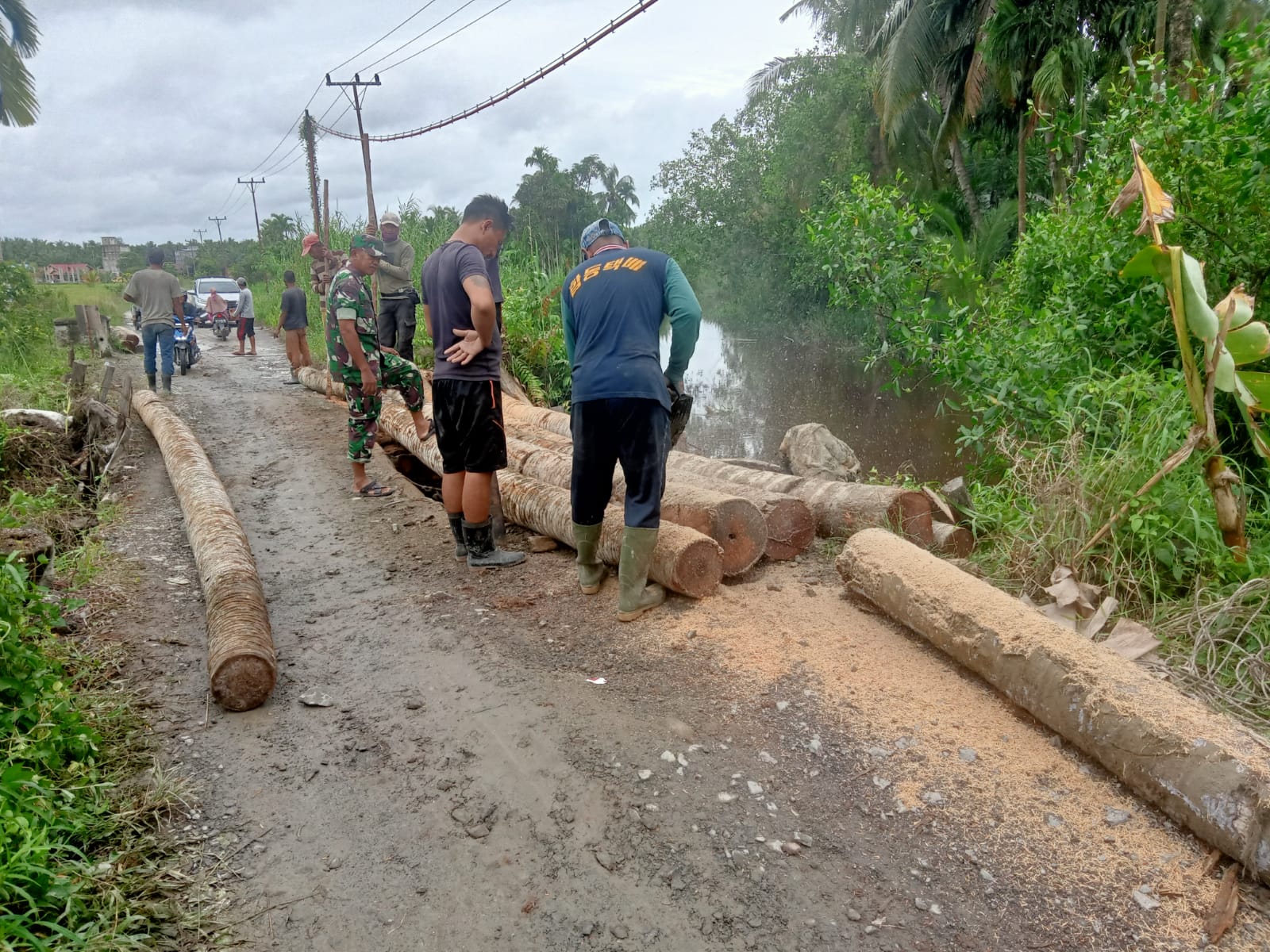 Danramil 09/Kemuning Goro Bersama Masyarakat Untuk Perehabatan Jembatan