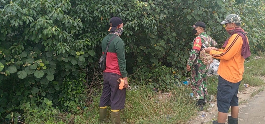 Sertu J Pasaribu Lakukan Patroli Karlahut Bersama Warga Tagaraja