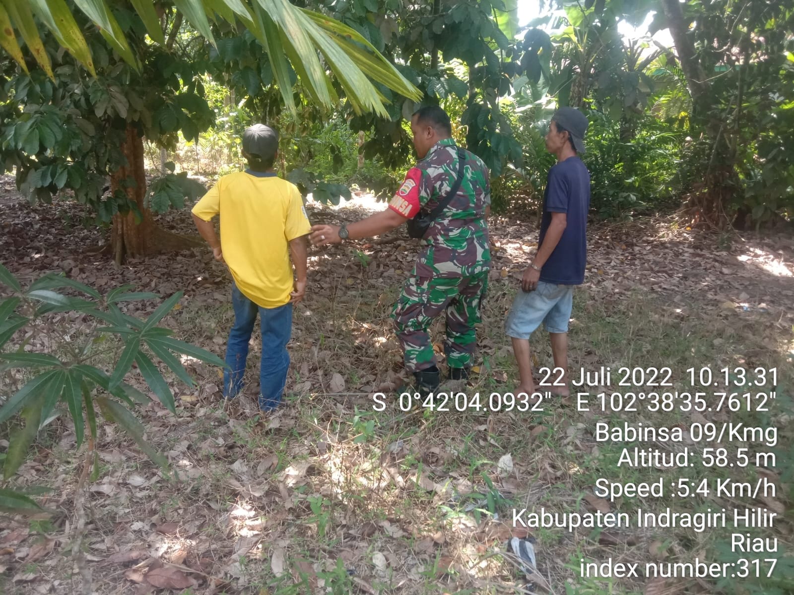 Kopral Satu Surianto Laksanakan Patroli Karhutla Bersama Warga Desa