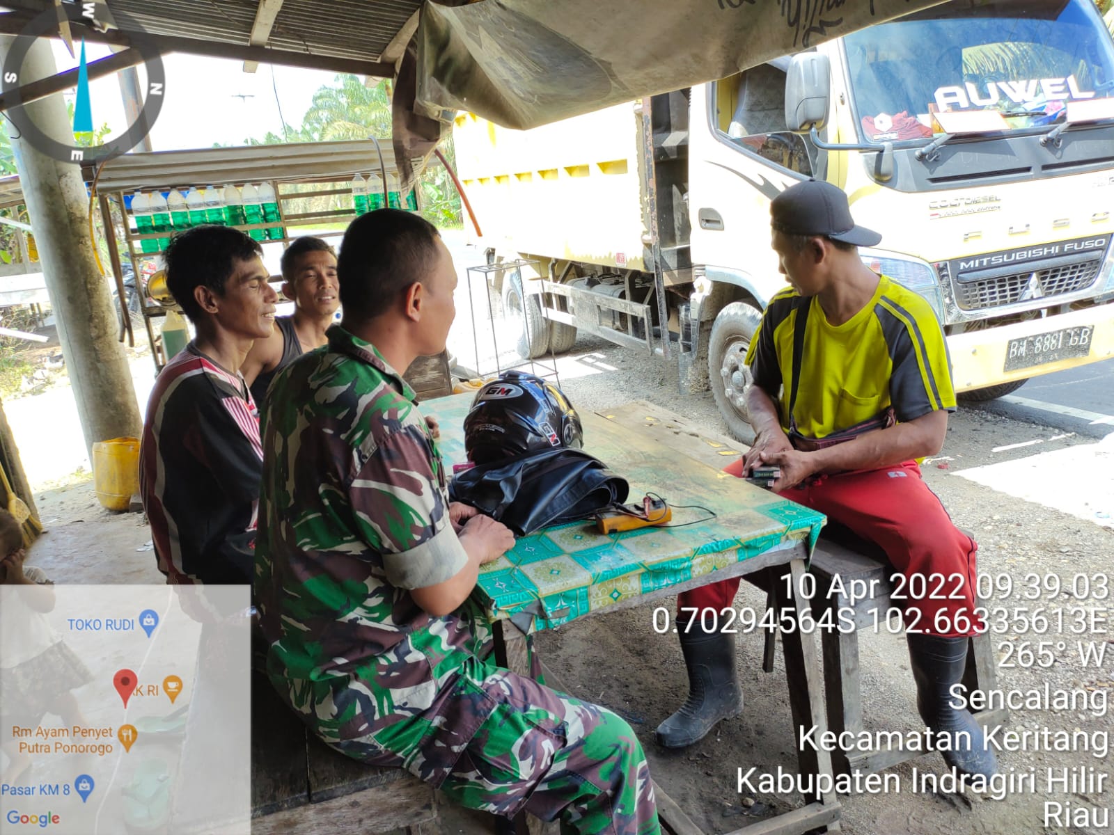 Babinsa Koramil 09/Kemuning, Serda Darmadi Aktif Lakukan Komsos Bersama Elemen Masyarakat