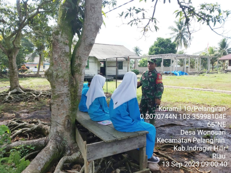 Babinsa Koramil 10/Pelangiran Berikan Penyuluhan dan Pembinaan Wawasan Kebangsaan Kepada Siswa/i SMP Ma'arif