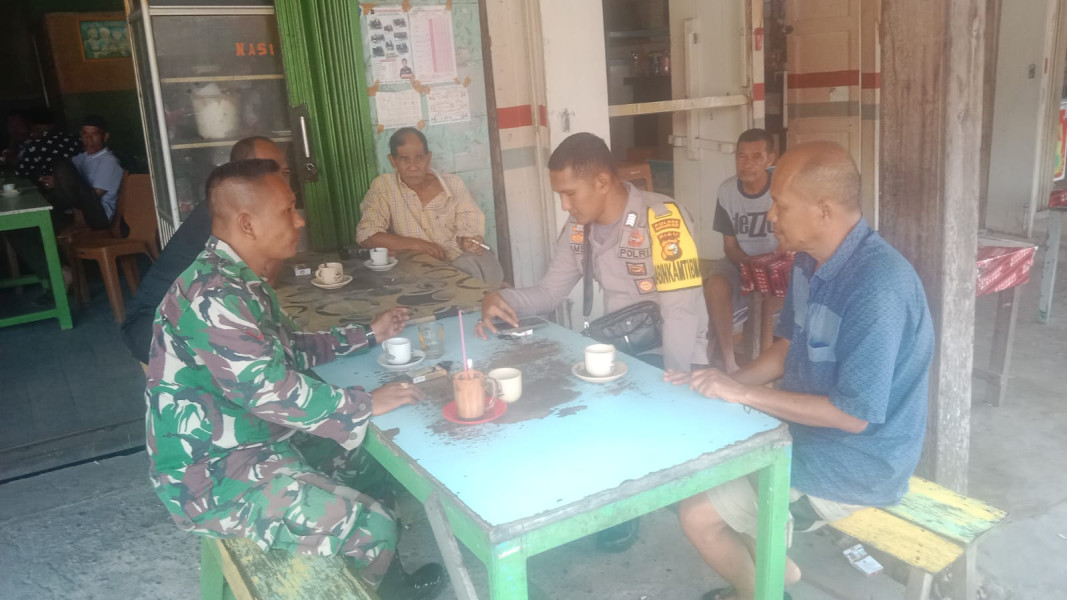 Babinsa Koramil 05/GAS Kopda Umar Nasution Laksanakan Giat Komsos Bersama Masyarakat Di Warung Kopi