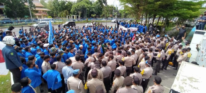 Protes UU Cipta Kerja, Mahasiswa Gruduk DPRD Riau