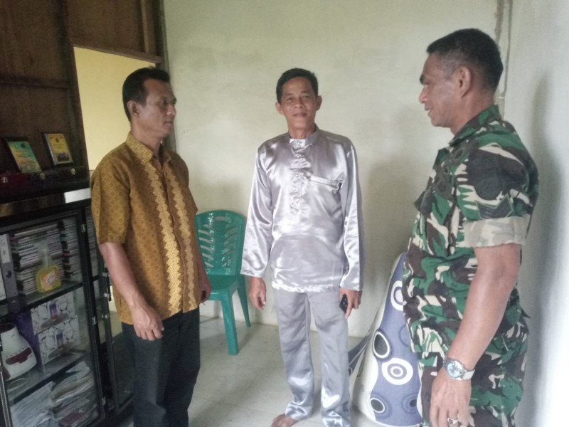 Koramil 04/Kuindra Laksanakan Komsos, Babinsa Ajak Masyarakat Jaga Kerukunan