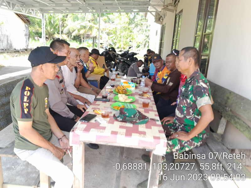 Bersama Forkopimcam dan Tomas, Danramil 07/Reteh Jaga Hubungan Baik Antar Sesama