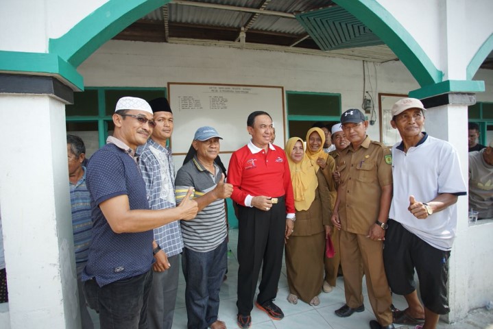 Bupati Inhil Serahkan Bantuan Kepada Warga Korban Tanah Longsor