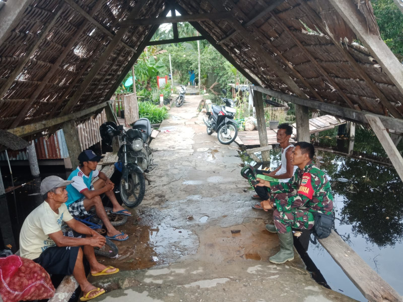 Babinsa Koramil 05/Gas Koptu Suriadi laksanakan Komunikasi Sosial Bersama Masyarakat Desa Rambaian