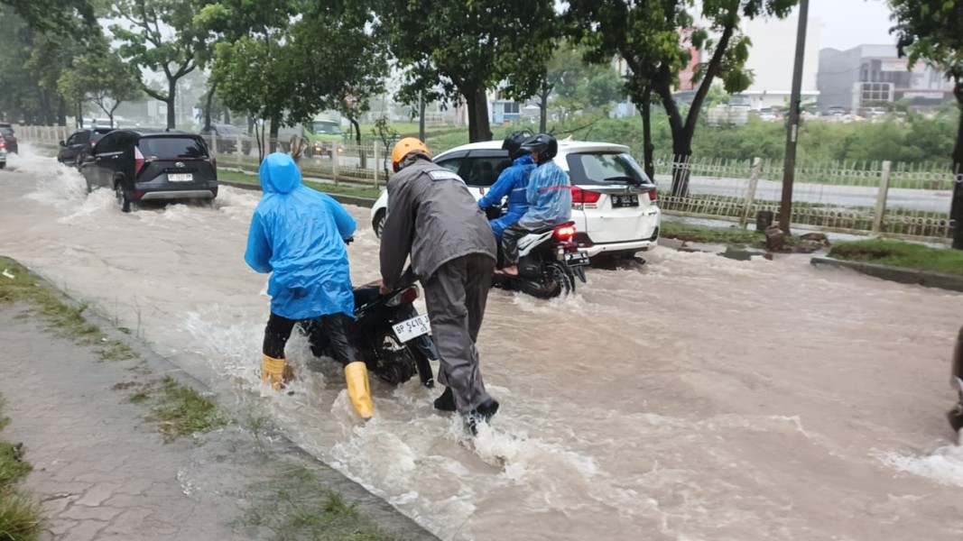 Satbrimob Polda Kepri Sigap Tangani Bencana Banjir Dan Pohon Tumbang Di Batam, Bintan Dan Karimun Satbrimob Polda Kepri Sigap Tangani Bencana Banjir Dan Pohon Tumbang Di Batam, Bintan Dan Karimun