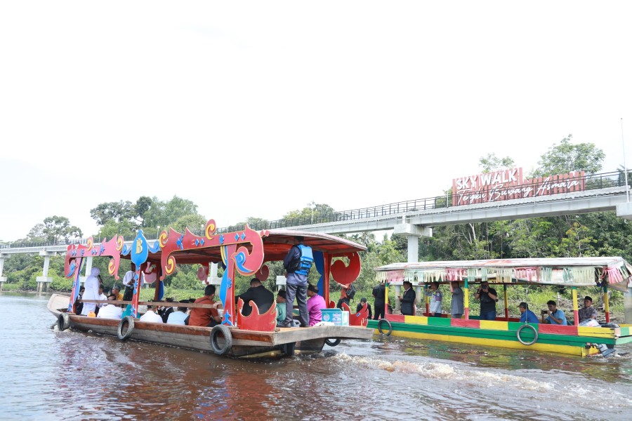 Orang Nomor Satu di Riau Terkesan, Makan Beghanyut Konsep Wisata Khas Layak di Kembangkan