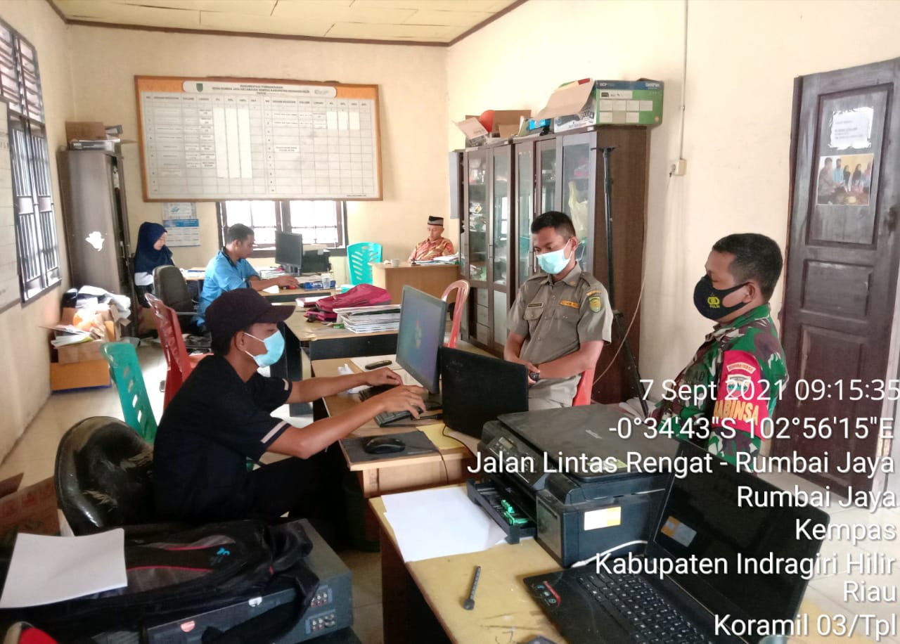 Pelihara Hubungan Baik dan Sinergitas, Babinsa 03/Tempuling Komsos di Kantor Desa Rumbai Jaya