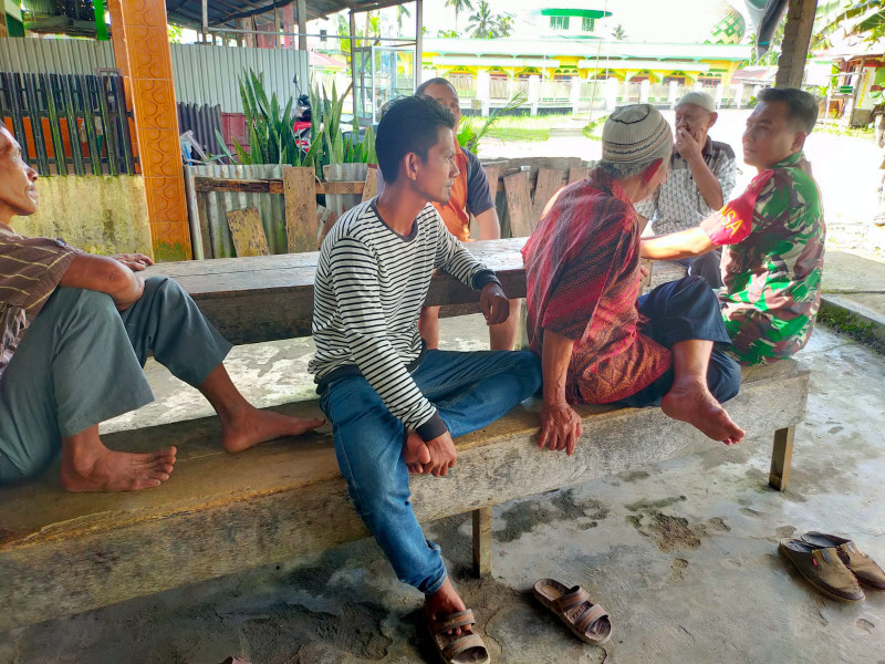 Melalui Komsos, Babinsa Koramil 09/Kmg Tumbuhkan Hidup Sosial Bersama Masyarakat di Desa Petalongan