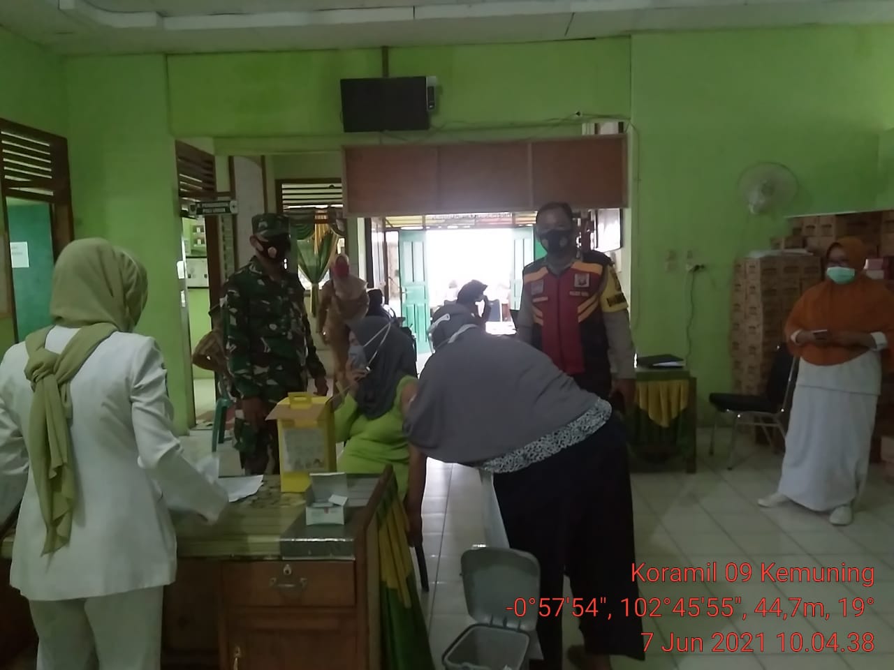 Serda Ramadhan Dampingi Vaksinasi Lansia di Puskesmas Selensen