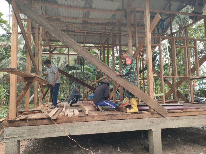Dalam Rangka TMMD Anggota Kodim 0314/Inhil Berjibaku Membuat Rumah RTLH  Bersama Masyarakat