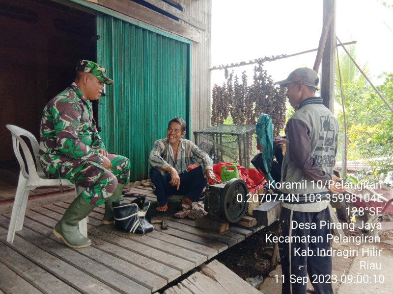 Babinsa Koramil 10/Pelangiran Jaga Hubungan Baik dan Saling Bertukar Pikiran Bersama Masyarakat Setempat