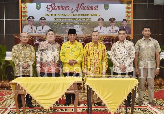 Gubernur Riau Drs.Syamsuar Hadiri Seminar Nasional tentang Perkelapaan di Inhil. 