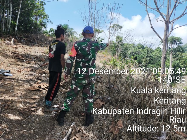 Keluar Masuk Kebun Warga, Babinsa Kopda Nasrianto Aktif Lakukan Upaya Pencegahan Karhutla