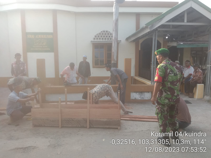 Tingkatkan Hubungan Kekeluargaan, Babinsa Koramil 04/Kuindra Saling Menjaga Kebersihan dan Tolong Menolong