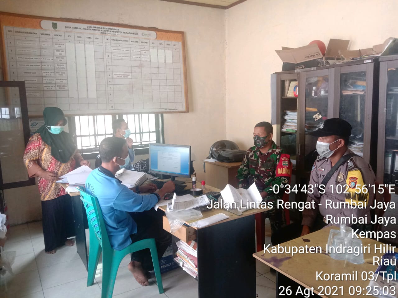 Sambangi Kantor Desa, Babinsa 03/Tempuling Berikan Pesan Kamtibmas dan Himbauan Prokes