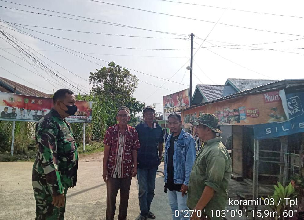 Bersama Tokoh Masyarakat, Babinsa Koramil 03/Tpl Kembali Komsos di Kampung Pancasila