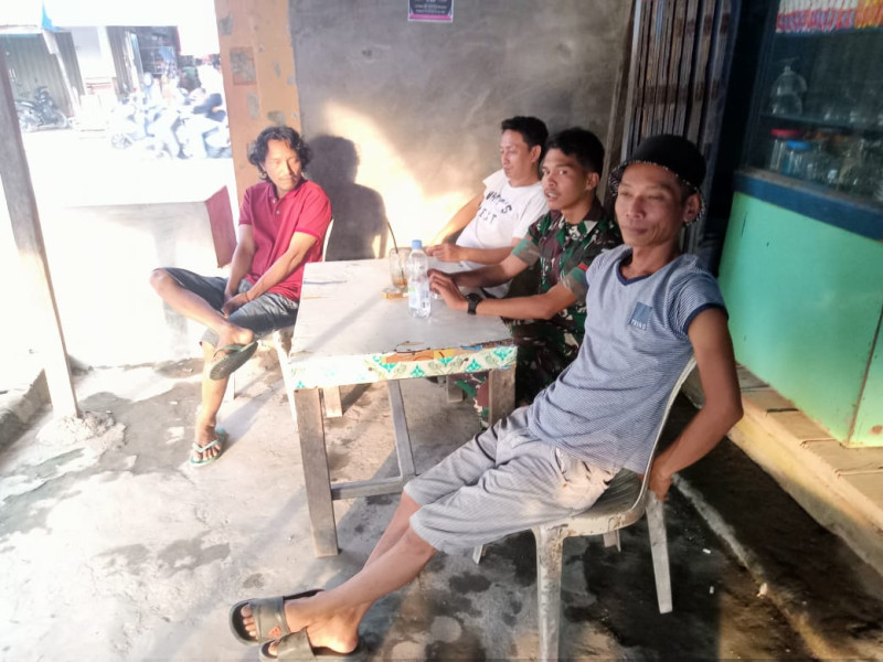 Bincang-bincang Babinsa Pratu Salman dengan Masyarakat Sungai Batang