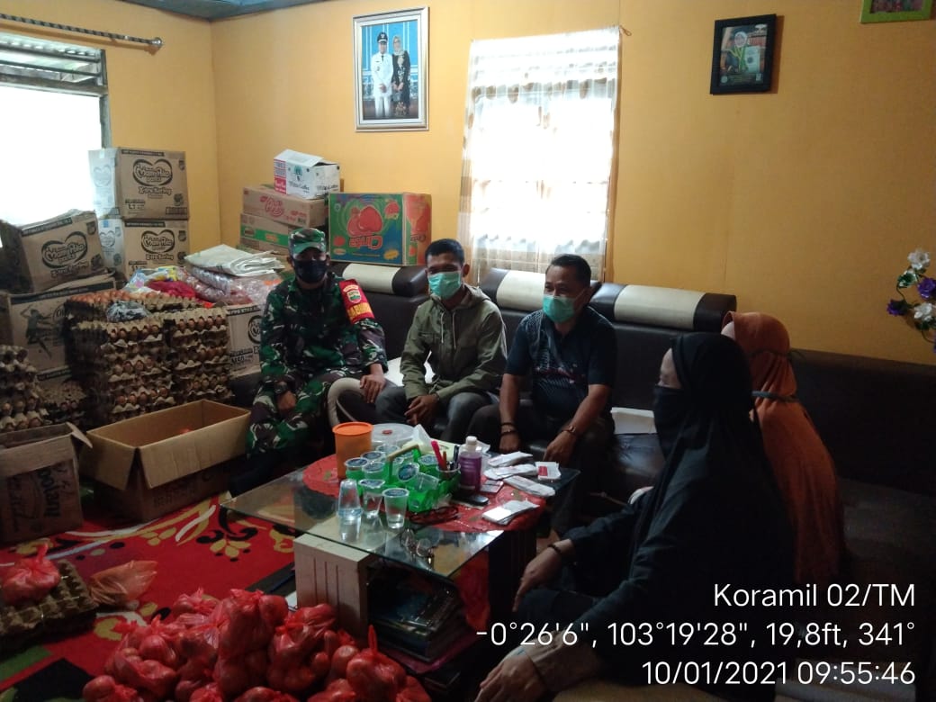 Babinsa Kawal Penyaluran PKH di Desa Tanjung Baru