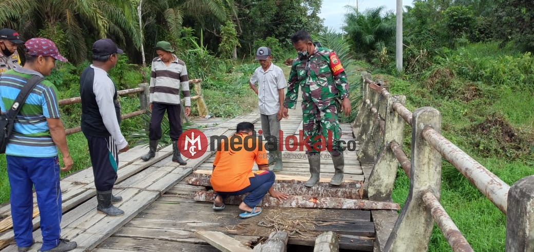 Babinsa Koramil 09/Kemuning Goro Perbaiki Jembatan di Dusun Erang