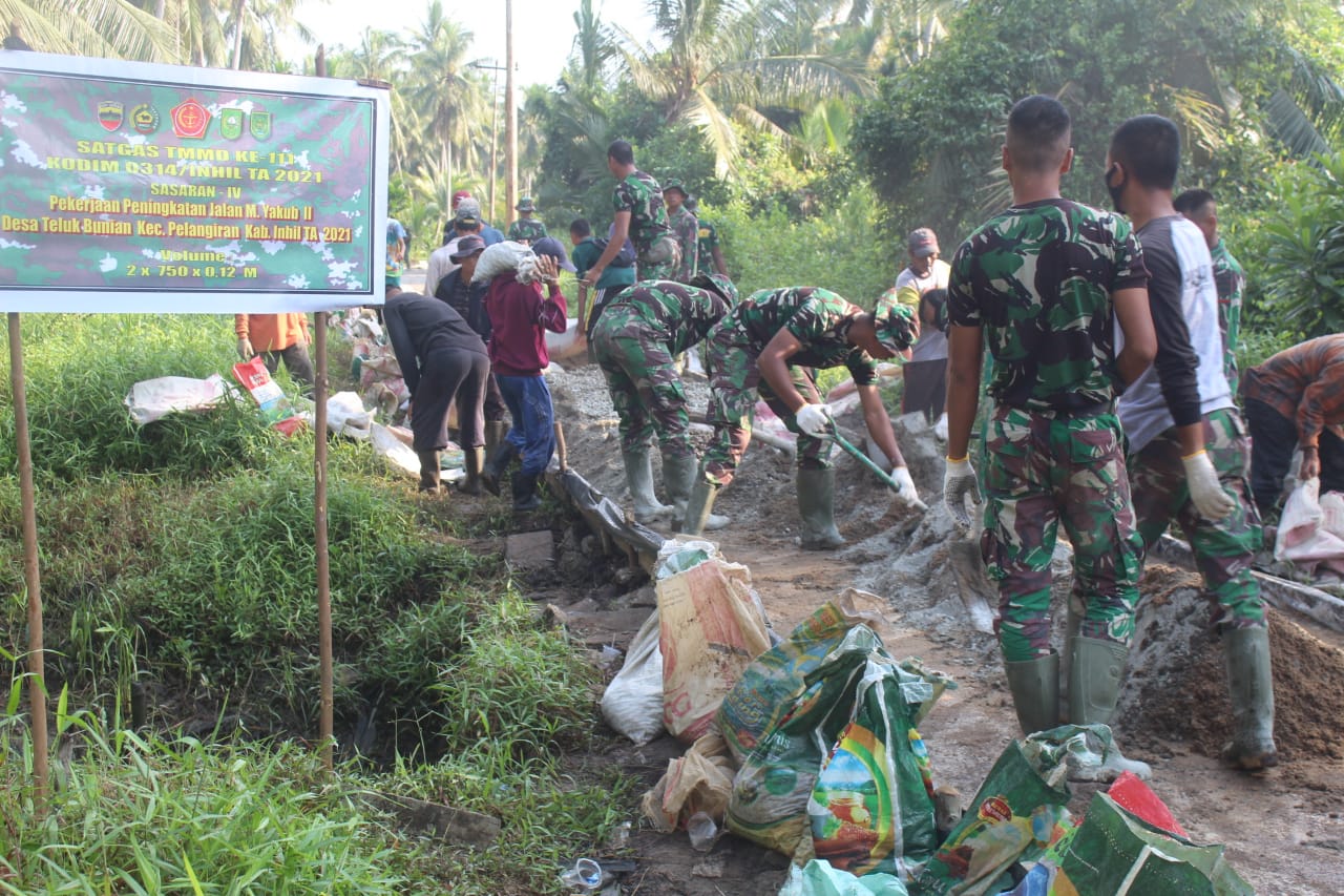 Masyarakat Teluk Bunian Bersama TNI Terus Gesa Pengerjaan Jalan TMMD 111 Kodim 0314/Inhil