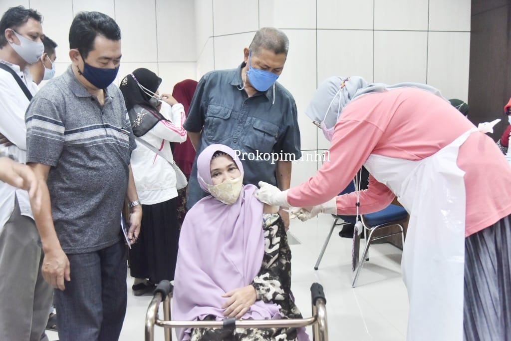 Syamsuddin Uti Tinjau Vaksinasi di Disdik dan PLN Tembilahan