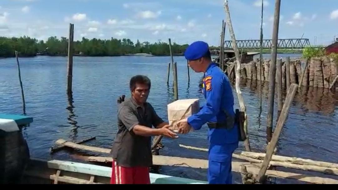 Atensi Kapolres Bengkalis, Polair Berikan Sembako Kepada Warga di Perairan Sei Kembung